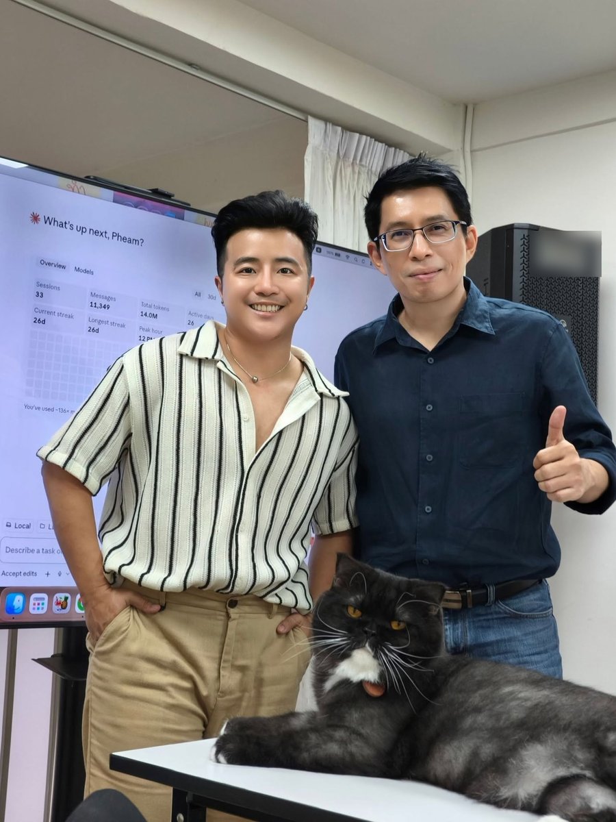 บรรยากาศคลาสตัวต่อตัว — จอด้านหลังคือแดชบอร์ดการใช้งานจริงของผู้เรียน