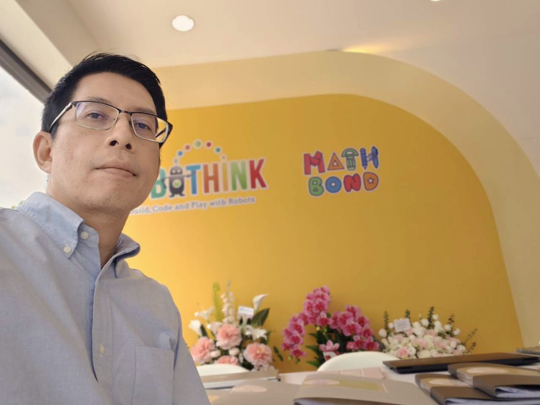 วรวิทย์ ปรสันติสุข ที่เคาน์เตอร์สาขา RoboThink